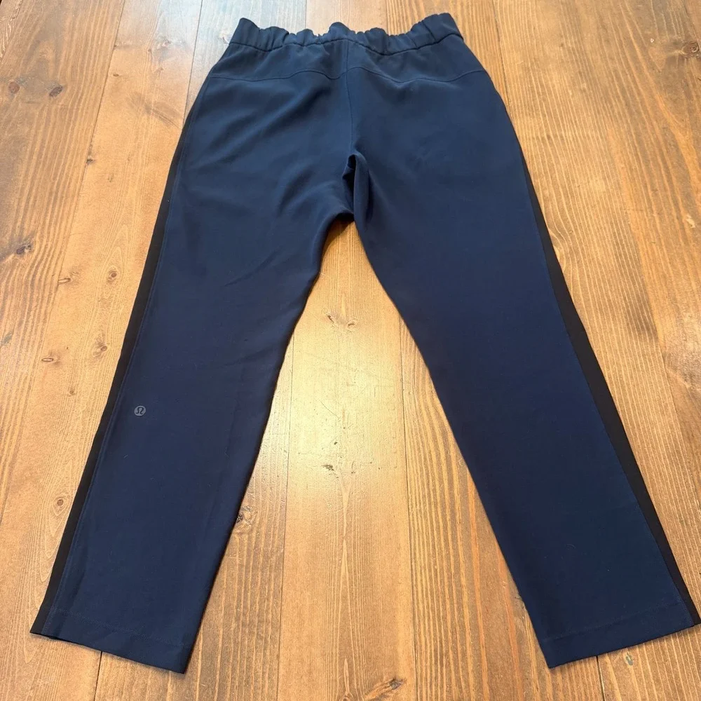 Lululemon Women's On The Fly Straight Leg Pants Size 6‎ Navy Blue Leg Stripe